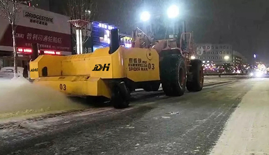 因为有你，这个雪天不在寒冷，除雪保障——万搏·体育为您服务(图2)